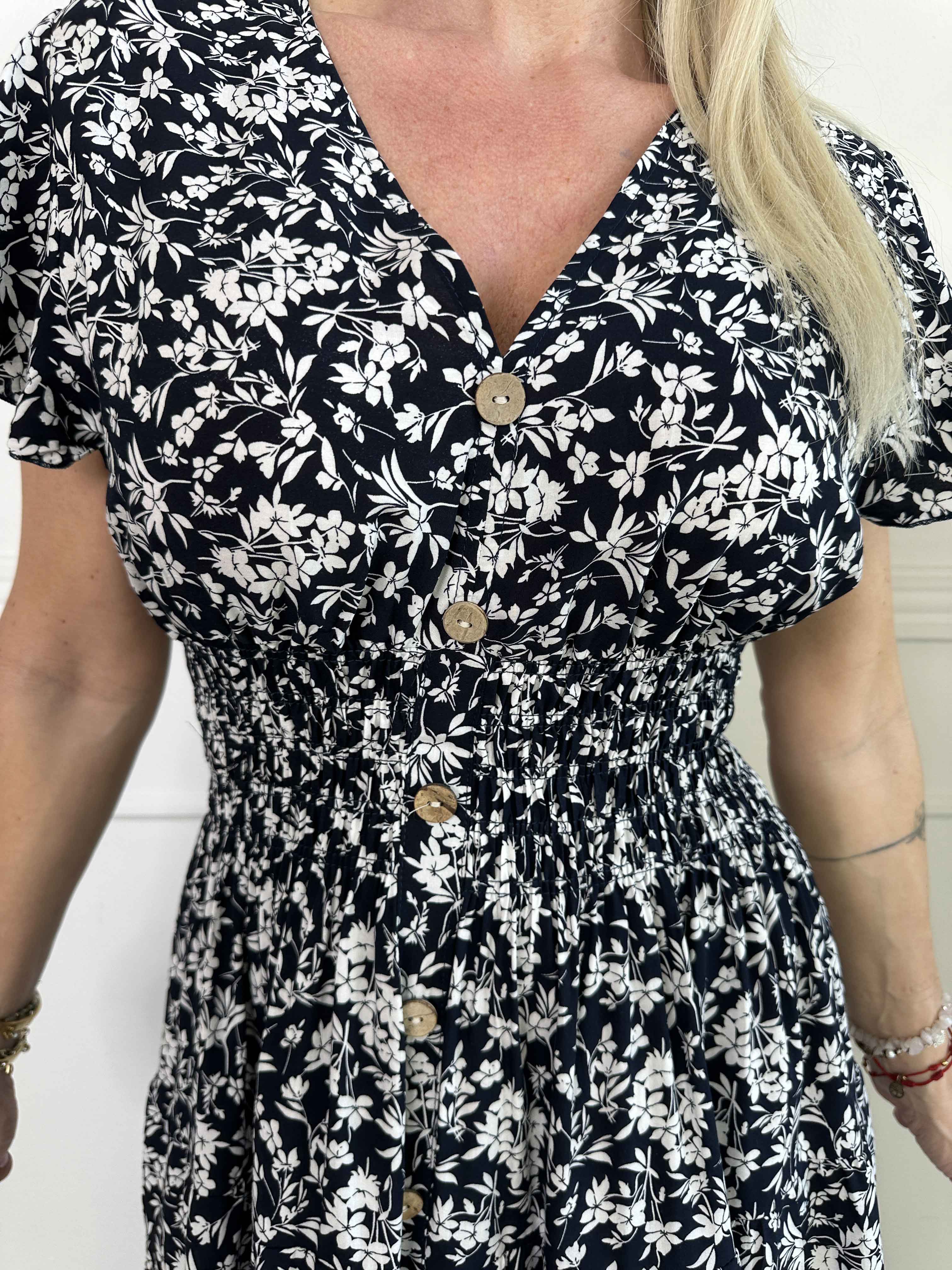 Ziza - Söt sommarklänning i viskos med dekorativa knappar